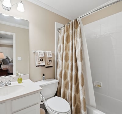Bright and functional bathroom featuring modern fixtures and a relaxing atmosphere, perfect for everyday use.