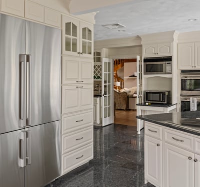 Discover this modern kitchen featuring high-end appliances, ample storage, and sleek countertops perfect for entertaining.
