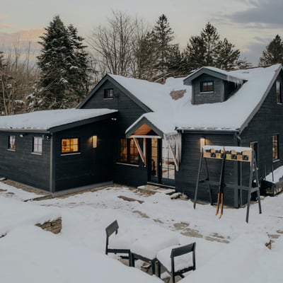 Discover this unique winter retreat surrounded by nature, featuring ample space and modern amenities for relaxation.