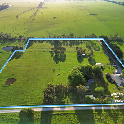 Spacious rural property featuring vast green pastures, ample land for livestock, and scenic views throughout.
