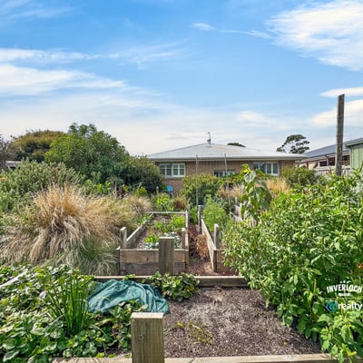 Discover a vibrant garden oasis, perfect for nurturing your green thumb and enjoying outdoor leisure.
