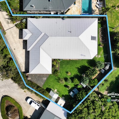 Spacious property featuring a large yard, ample outdoor space, and proximity to local amenities for convenience.