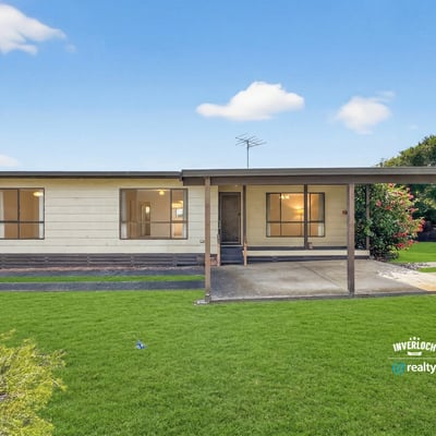Spacious home featuring an inviting façade and ample outdoor space, perfect for family gatherings or relaxation.