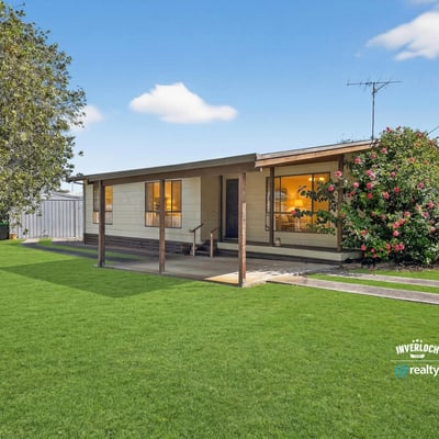 Well-maintained home featuring a spacious yard, ideal for outdoor activities and family gatherings.