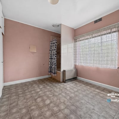 Spacious, light-filled room with ample potential for personalization and creative design. Ideal for various uses.