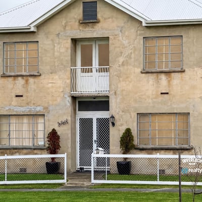 This unique property features a spacious layout and potential for renovation within a picturesque setting.