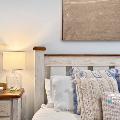 Cozy bedroom featuring soft textiles and beach-inspired decor, perfect for relaxation and restful nights.