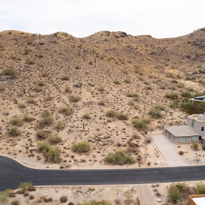 Incredible mountain backdrop highlights this elevated homesite in Phoenix. Enjoy breathtaking desert scenery, peaceful surroundings, and the opportunity to design a luxury custom residence near hiking and recreation.