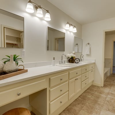 9025 NW Ash St., Portland, OR