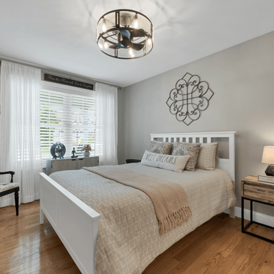 Bright bedroom featuring natural light, modern decor, and a cozy atmosphere, perfect for relaxation.
