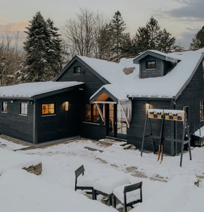 Discover this unique winter retreat surrounded by nature, featuring ample space and modern amenities for relaxation.