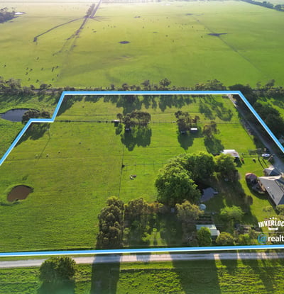 Spacious rural property featuring vast green pastures, ample land for livestock, and scenic views throughout.