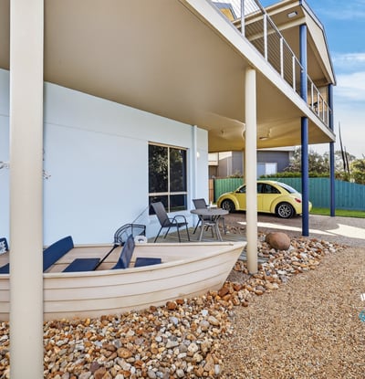 Discover a unique outdoor space featuring a cozy boat setting, perfect for relaxation and leisure activities.
