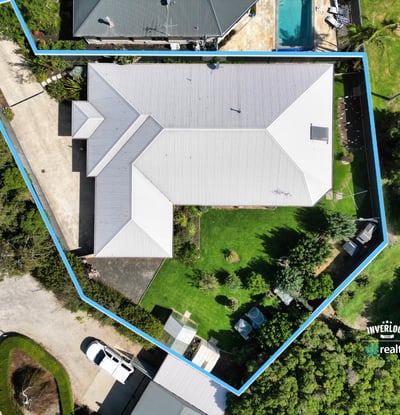 Spacious property featuring a large yard, ample outdoor space, and proximity to local amenities for convenience.