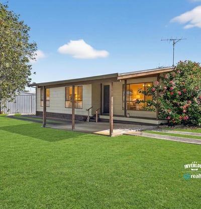 Well-maintained home featuring a spacious yard, ideal for outdoor activities and family gatherings.