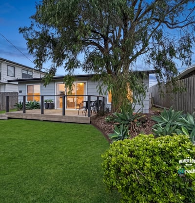 This cozy home features a welcoming deck and a spacious backyard, perfect for outdoor gatherings.