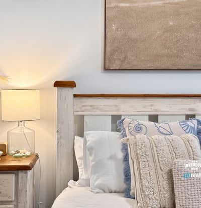 Cozy bedroom featuring soft textiles and beach-inspired decor, perfect for relaxation and restful nights.