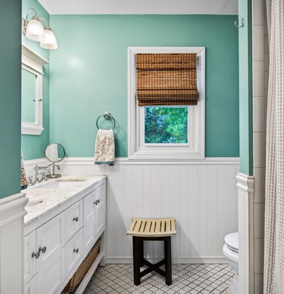 Main bathroom with coastal vibes.