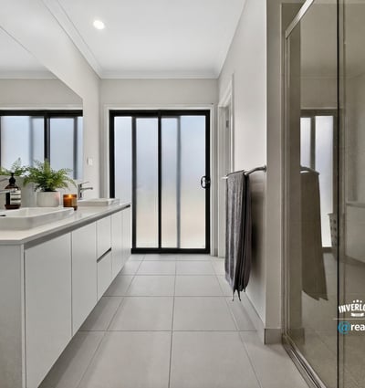 Light-filled bathroom featuring modern fixtures and a spacious layout, perfect for relaxation and convenience.