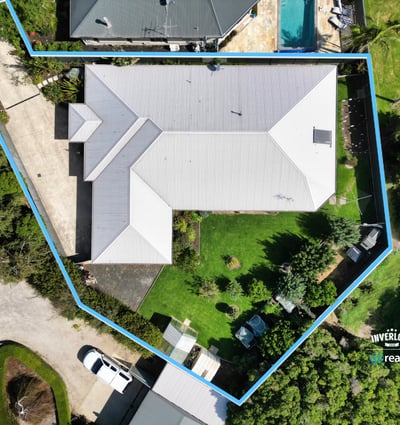 Spacious property featuring a large yard, ample outdoor space, and proximity to local amenities for convenience.
