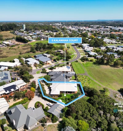 Discover a spacious property on a quiet court, surrounded by nature and close to local amenities.