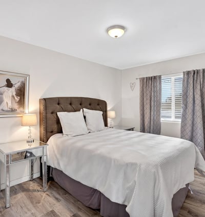 Bright Scottsdale bedroom with neutral tones and flexible layout, ideal for guests, a home office, or multi-purpose living space.