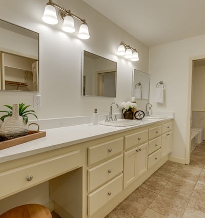 9025 NW Ash St., Portland, OR