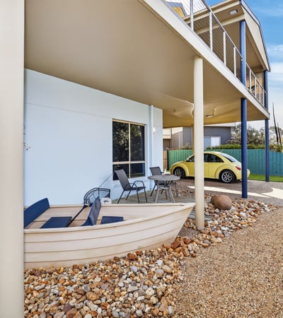 Discover a unique outdoor space featuring a cozy boat setting, perfect for relaxation and leisure activities.