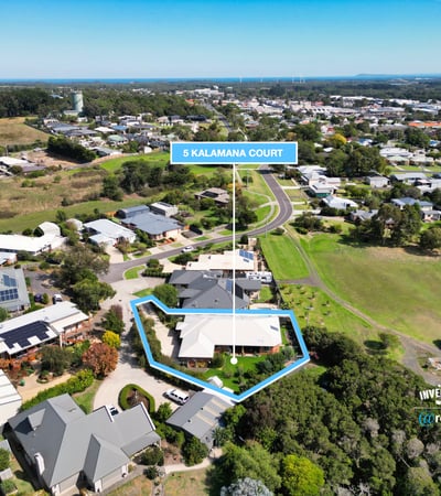 Discover a spacious property on a quiet court, surrounded by nature and close to local amenities.