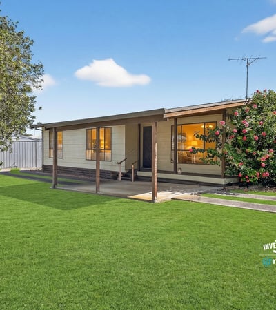Well-maintained home featuring a spacious yard, ideal for outdoor activities and family gatherings.