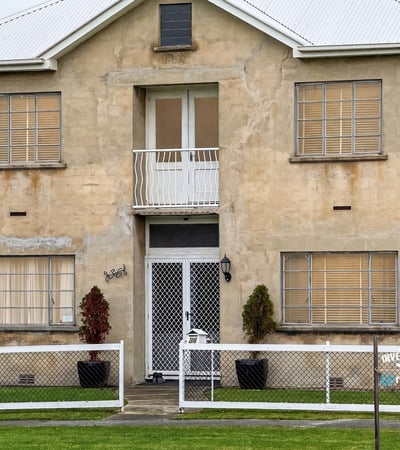 This unique property features a spacious layout and potential for renovation within a picturesque setting.