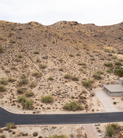 Incredible mountain backdrop highlights this elevated homesite in Phoenix. Enjoy breathtaking desert scenery, peaceful surroundings, and the opportunity to design a luxury custom residence near hiking and recreation.