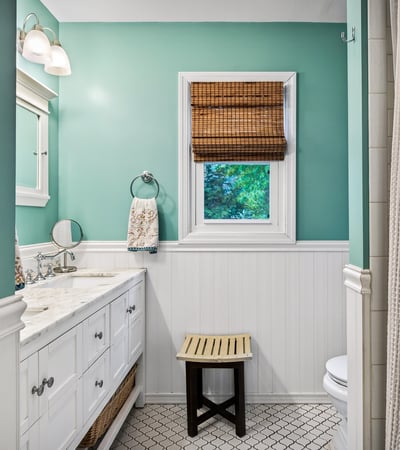 Main bathroom with coastal vibes.