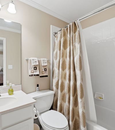 Bright and functional bathroom featuring modern fixtures and a relaxing atmosphere, perfect for everyday use.