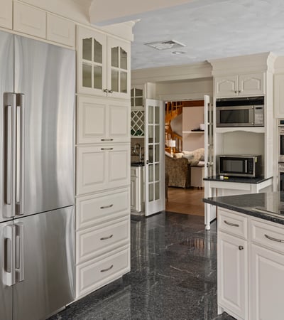 Discover this modern kitchen featuring high-end appliances, ample storage, and sleek countertops perfect for entertaining.