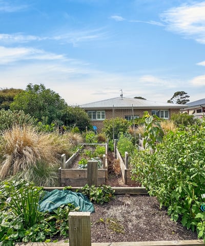 Discover a vibrant garden oasis, perfect for nurturing your green thumb and enjoying outdoor leisure.