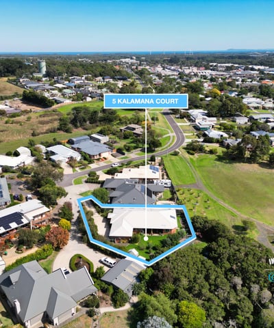 Discover a spacious property on a quiet court, surrounded by nature and close to local amenities.