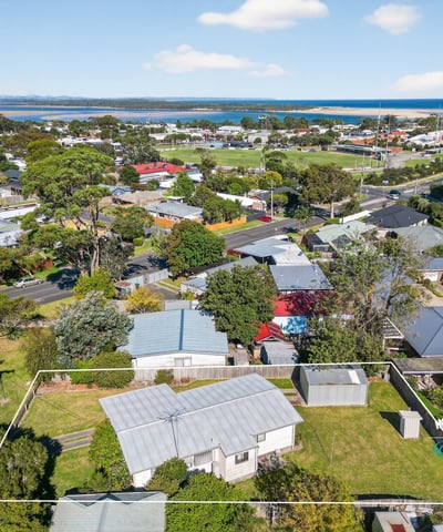 Spacious lot with coastal views, ideally located near amenities, parks, and the beach. Perfect for development.