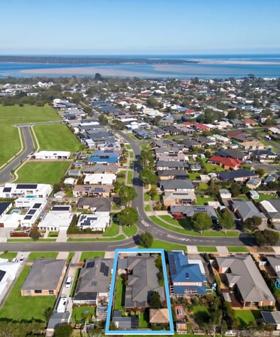 Discover a spacious property in a vibrant community, complete with stunning water views and ample outdoor space.