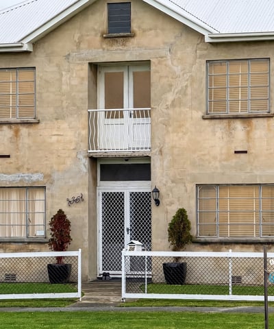 This unique property features a spacious layout and potential for renovation within a picturesque setting.