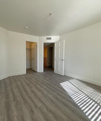 Fresh, airy bedroom with rich flooring and closet space. Large windows bring in Scottsdale s natural light.