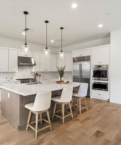 Oversized island with seating, offering the perfect space for casual meals and gatherings. This Scottsdale kitchen balances style, storage, and usability.