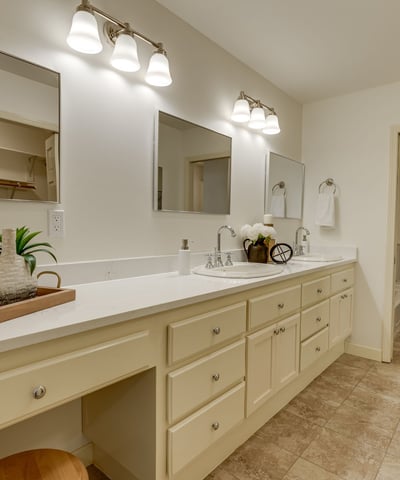 9025 NW Ash St., Portland, OR