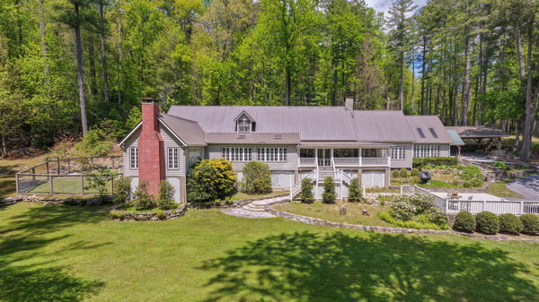 Discover this unique property surrounded by lush greenery, featuring spacious outdoor areas and stunning natural views.