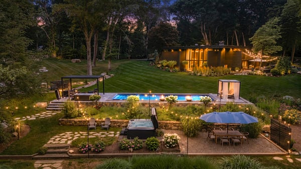 17 Pine Ridge Road, Woodbridge, CT