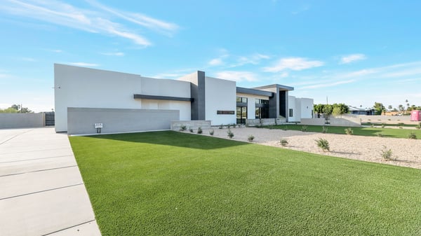 Exterior view highlighting the home s modern design, spacious lot, and desert landscaping. This Paradise Valley property offers privacy and luxury curb appeal.