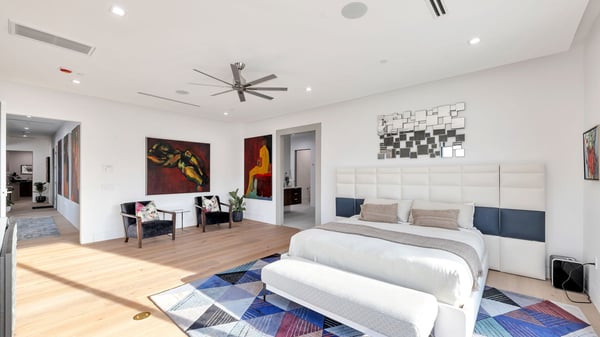 Oversized primary suite with seating area and designer d cor. This Paradise Valley home blends comfort and luxury with open space and updated features.