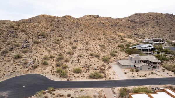 Incredible mountain backdrop highlights this elevated homesite in Phoenix. Enjoy breathtaking desert scenery, peaceful surroundings, and the opportunity to design a luxury custom residence near hiking and recreation.