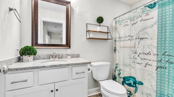 Upstairs Full Bathroom