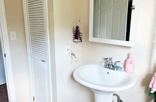 Apartment Full Bath w/ Ceramic Tile Flooring, Pedestal Sink & 2 Linen Closets